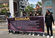 Mahasiswa Kampar Gelar Aksi Tutup Mulut di Depan Kejati Riau Mahasiswa Kampar Gelar Aksi Tutup Mulut di Depan Kejati Riau.