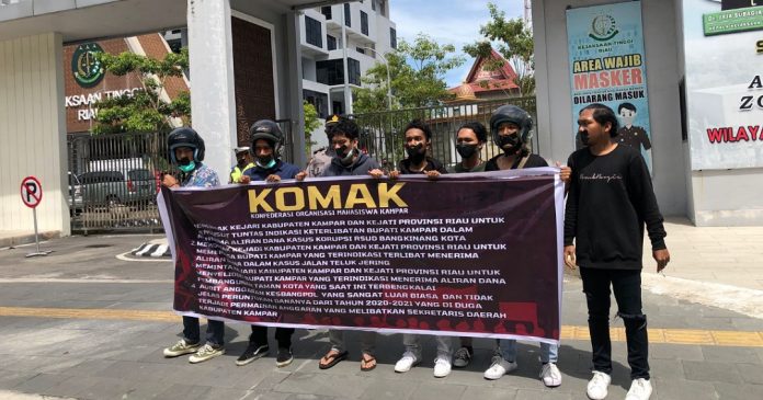 Mahasiswa Kampar Gelar Aksi Tutup Mulut di Depan Kejati Riau.