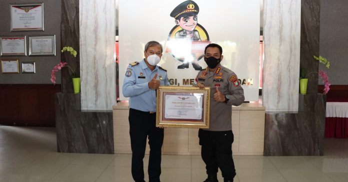 Kapolresta Barelang Terima Penghargaan dari Imigrasi Kepri.