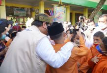 Tinjau Vaksinasi Anak di SDN 158 Pekanbaru, Menko Airlangga Ajak Siswa Dialog dan Selfie Menteri Airlangga Hartarto tinjau vaksinasi langsung anak di SD 158 Pekanbaru