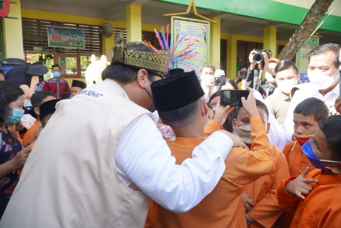 Menteri Airlangga Hartarto tinjau vaksinasi langsung anak di SD 158 Pekanbaru