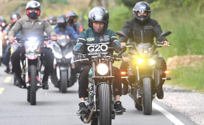 Presiden Jokowi Motoran pakai Kawasaki W175 di Jalan Danau Toba