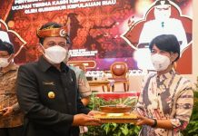 Buka Seminar Nasional Pers Merawat Perbatasan, Gubernur Ansar Siap Bantu Pelatihan Bahasa Inggris untuk Wartawan Gubernur Kepulauan Riau Ansar Ahmad membuka Seminar Nasional