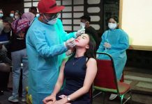 Bupati Razia THM, Temukan Lima Orang Positif Covid-19, Focus Tracing, Testing dan Treatment THM Salah satu karyawan tempat hiburan malam dilakukan rapid test antigen, oleh tim gabungan gugus tugas Covid-19 Kabupaten Karimun