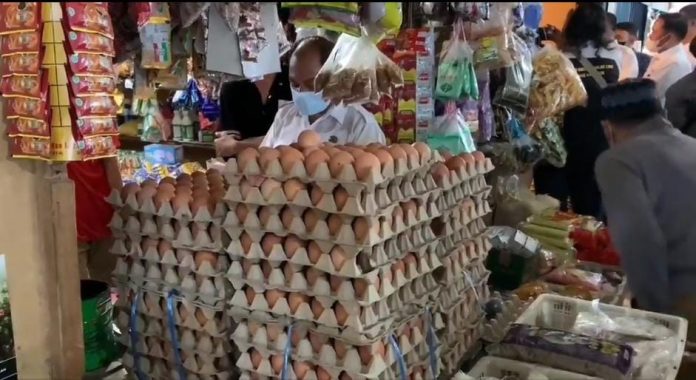 Tim Satgas Pangan Jelang Ramadhan 1443 Hijriah, Tim Satgas Pangan Kabupaten Karimun menggelar razia operasi sembako di sejumlah pasar dan juga agen distributor. (Foto : Ist)