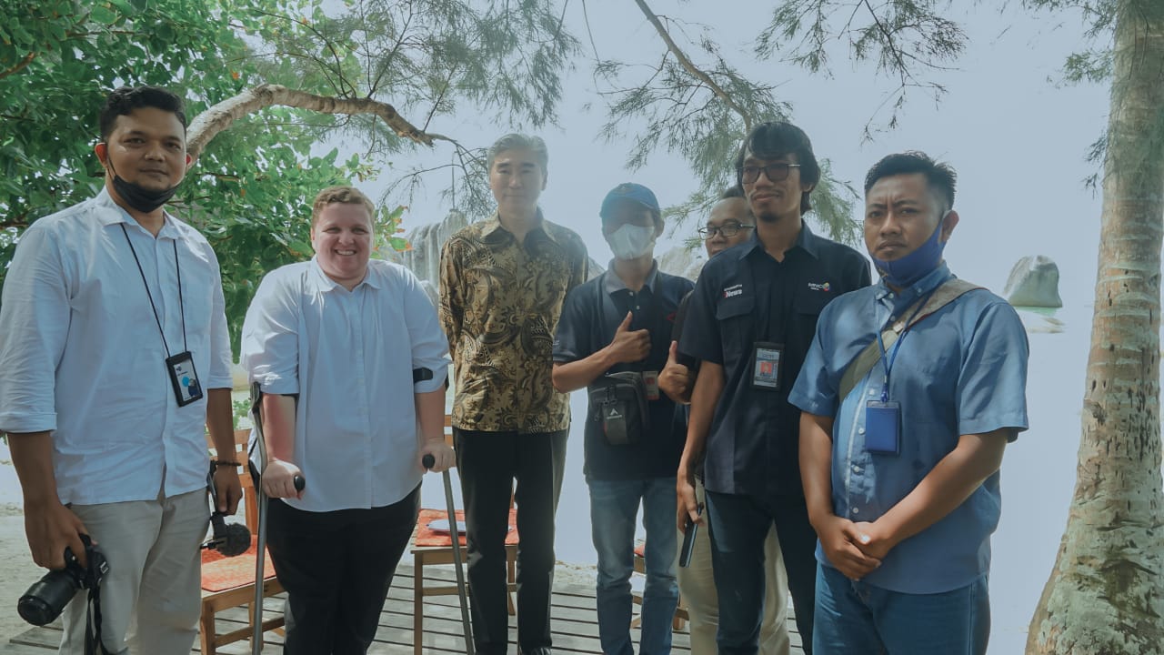 Foto bersama dengan insan pers usai konfrensi pers di Alif Stone, Sepempang, Rabu 30 Maret 2022. 