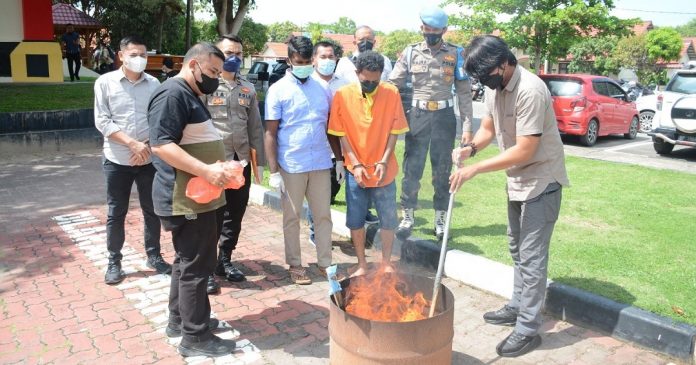 Ditresnarkoba Polda Kepri Bakar Ganja Hasil Tangkapan Februari 2022