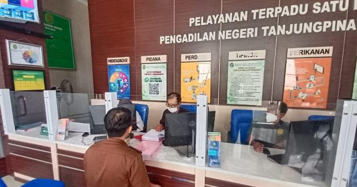 Cabjari Tarempa Serahkan 2 Berkas Kasus FPK ke PN Tipikor Tanjungpinang Cabjari Tarempa Serahkan 2 Berkas Kasus FPK ke PN Tipikor Tanjungpinang