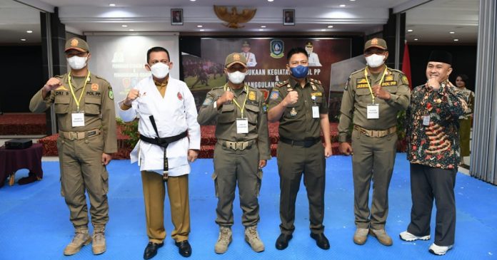 Gubernur Kepri foto bersama usai membuka pelatihan dan bimbingan teknis Satpol PP Gubernur Kepri foto bersama usai membuka pelatihan dan bimbingan teknis Satpol PP