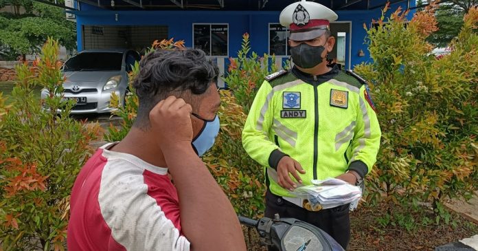 Satlantas Polres Bintan Beri Imbauan dan Bagikan Masker Satlantas Polres Bintan Beri Imbauan dan Bagikan Masker