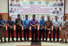 Ikapas Batam Salurkan Ratusan Kilogram Beras untuk Korban Gempa Pasaman Pengurus Ikapas Batam foto bersama Bupati Pasaman