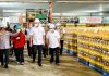 Kapolri Pastikan Awasi Alur Distribusi dan Harga Minyak Goreng di Pasar Kapolri dan Mendag saat meninjau Pabrik Minyak Goreng