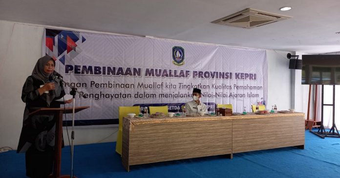 Ketua BKMT Kepri, Dewi Kumalasari saat memberi Ketua BKMT Kepri, Dewi Kumalasari saat memberi
