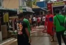 Polisi Duga Kebakaran di Sei Beduk Batam Akibat Korsleting Listrik Petugas Damkar dan warga saat berupaya memadamkan api