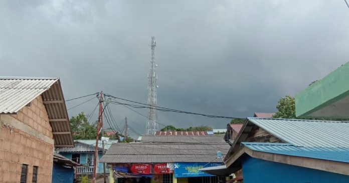 Tower Telkomsel di Desa Kelong. Tower Telkomsel di Desa Kelong.