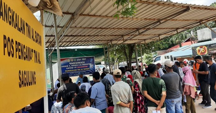 Suasana vaksinasi di sekitar Pelabuhan Rakyat Sagulung,