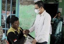 Amsakar Serahkan Bantuan Sembako untuk Korban Angin Puting Beliung di Dapur 12