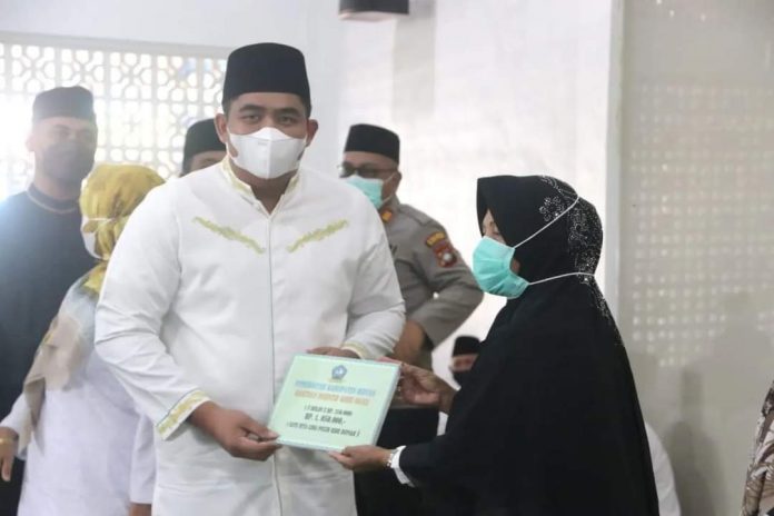 Plt Bupati Bintan Roby Serahkan Insentif Guru