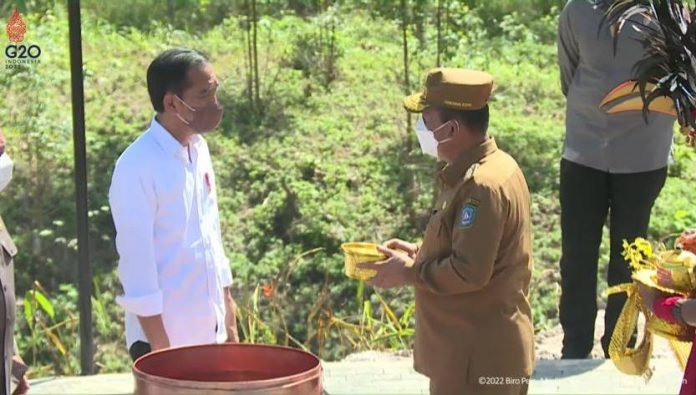 Tanah dan Air dari Kepri Disatukan Presiden Jokowi ke Dalam Bejana Nusantara