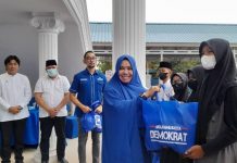 Demokrat Kepri Bagikan Bingkisan dan Minuman di Bengkong DPD Partai Demokrat Kepri melaksanakan buka puasa bersama sekaligus pembagian 150 paket sembako, 1000 cas minuman kaleng, dan bingkisan untuk anak