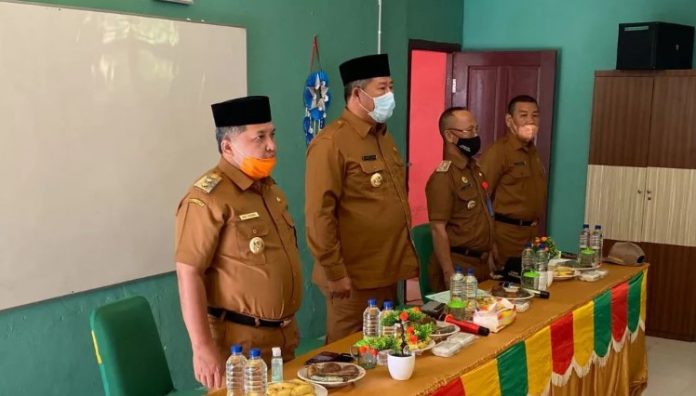 Bupati Kepulauan Anambas menyerahkan dokumen kontrak kerja dan SK Bupati