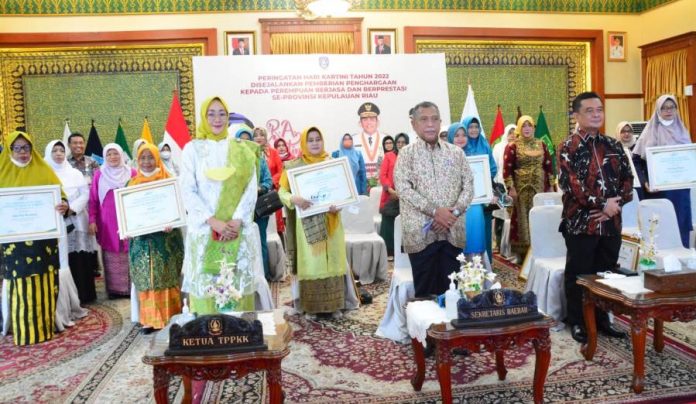 Hari Kartini ke-144, Gubernur Ansar Berikan Penghargaan ke 7 Orang