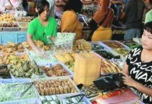 Kadinkes: Petugas Puskesmas Cek Takjil di Pasar Ramadan Setiap Hari Ilustrasi pedagang takjil di pasar Ramadhan
