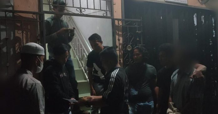Polisi Cokok Seorang Pria di Depan Hotel Anambas In