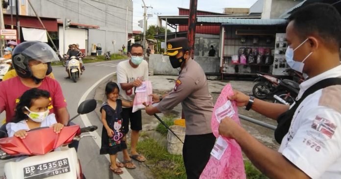 Polres Bintan Berbagi Takjil ke Pengguna Jalan Polres Bintan Berbagi Takjil ke Pengguna Jalan