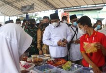Bangganya Roby Melihat Produk UMKM Ramai di Bazar Ramadhan Tanjung Uban Roby saat berkunjung ke Bazar Ramadhan Tanjung Uban