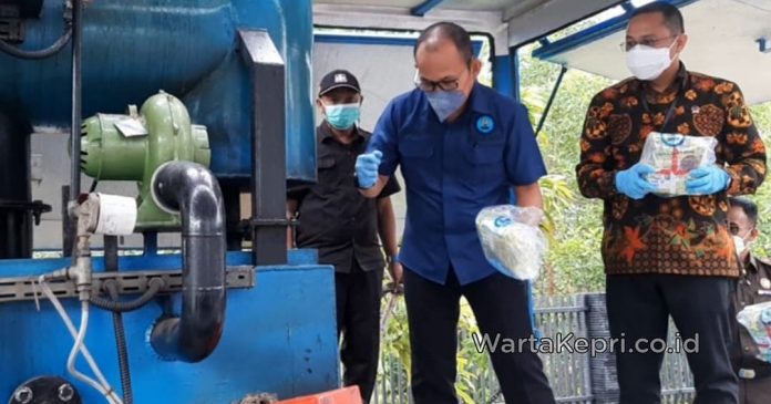 Kepala BNN Kepri Brigjen Pol Henry Simanjuntak saat memusnahkan sabu asal Malaysia.