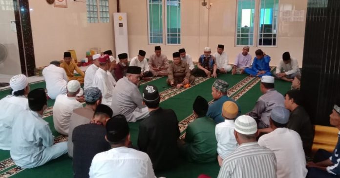 Dikelilingi Jemaah Masjid, Wan Zuhendra Tampung