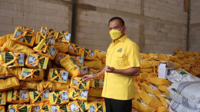 Partai Golkar Bagikan Bingkisan Lebaran untuk Rayakan
