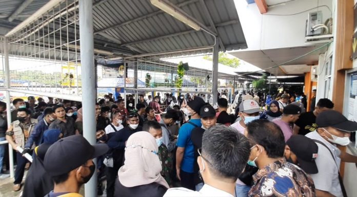 Ribuan Penumpang Kapal Roro Berdesakan di Pelabuhan Punggur Ribuan Penumpang Kapal Roro Berdesakan di Pelabuhan Punggur