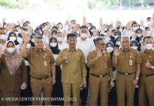 Rudi Serahkan 653 SK Pegawai Pemerintah dengan Perjanjian Kerja Guru Tahan II Rudi Serahkan 653 SK Pegawai Pemerintah dengan Perjanjian Kerja Guru Tahan II