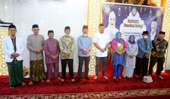 Rudi dan Marlin Bagikan Bingkisan Lebaran