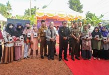 Gubernur Ansar Launching ASO Tahap I dan Serahkan STB Gratis ke Warga Kampung Bulang STB Tv Digital