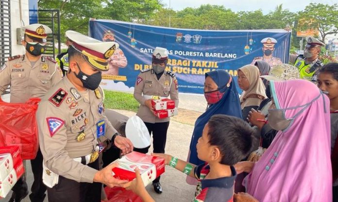 Satlantas Polresta Barelang Bagikan 150 paket Takjil Untuk Pengguna Jalan