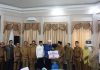 Bupati Pasbar Terima Bantuan dari Pemkab Padang Pariaman Senilai Rp 110 Juta Bupati Pasbar Terima Bantuan dari Pemkab Padang Pariaman Senilai Rp 110 Juta