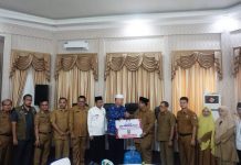 Bupati Pasbar Terima Bantuan dari Pemkab Padang Pariaman Senilai Rp 110 Juta Bupati Pasbar Terima Bantuan dari Pemkab Padang Pariaman Senilai Rp 110 Juta