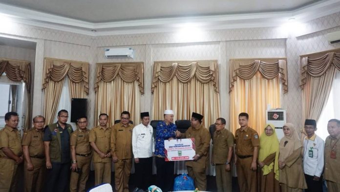 Bupati Pasbar Terima Bantuan dari Pemkab Padang Pariaman Senilai Rp 110 Juta Bupati Pasbar Terima Bantuan dari Pemkab Padang Pariaman Senilai Rp 110 Juta