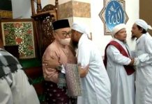 Empat Pesan Sekda, Saat Pelaksanaan Shalat Idul Fitri 1443 Hijriyah Sekda Kabupaten Karimun HM Firmansyah melaksanakan shalat Idul Fitri tahun 1443 hijriyah di Masjid Baiturrahman Teluk Air. Tekankan pentingnya momen hari suci dengan memupuk tali silaturahmi dan ukhuwah islamiah.