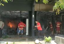 Waralaba Kopi Janji Jiwa Diamuk Sijago Merah, Kerugian Mencapai Rp 600 juta Petugas Damkar dibantu warga dan kepolisian berusaha memadamkan api yang menghanguskan bangunan waralaba Kopi Janji Jiwa,