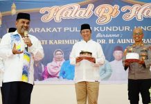 Diusianya 68 Tahun, Ini Sosok Anwar Dari Guru Menjadi Politisi Momentum perayaan hari ulang tahun Wakil Bupati Karimun Anwar Hasyim beserta Kapolsek Kundur Barat AKP Sasmiantoro. Diharapkan lebih baik lagi kedepannya memimpin Kabupaten Karimun