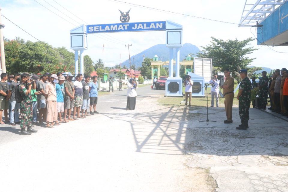 Acara pembukaan jalan tersebut dilaksanakan di Gerbang depan pintu masuk Lanud Raden Sadjad dari Kota Ranai