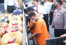 Ini Biang Kerok Kelangkaan BBM Solar Bersubsidi di Karimun, Polisi Amankan Tiga Tersangka Tiga orang tersangka berinisial MS, YS dan EH berikut barang