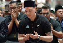 Jelang Puasa, Mesut Ozil Umukan Pensiun dari Main Sepakbola Profesional Mesut Ozil di Masjid Istiqlal