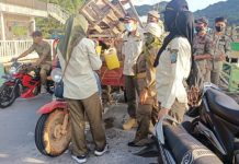Satpol-PP dan Damkar Anambas Tertibkan Delapan Gerobak PKL Selayang Pandang Satpol-PP dan Damkar Anambas Tertibkan Delapan