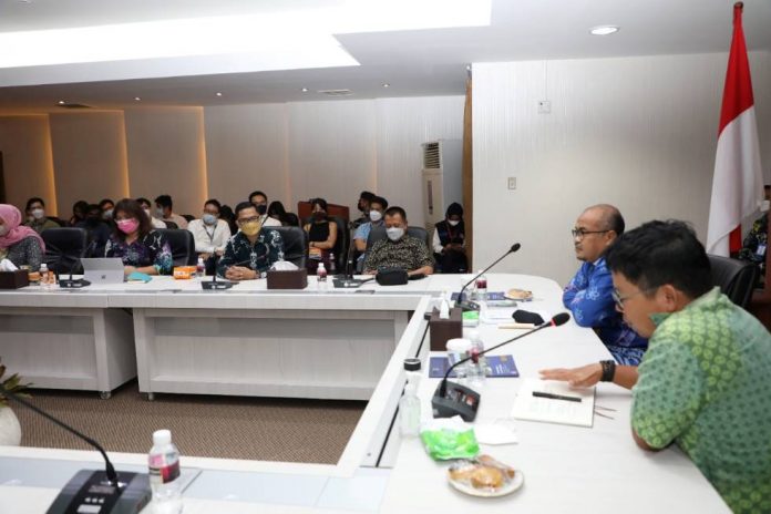 Wakil Kepala BP Batam Terima Kunjungan Kerja Para PNS Muda dari Singapura Wakil Kepala BP Batam Terima Kunjungan Kerja Para PNS Muda dari Singapura