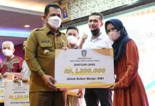 4.217 RT/RW se-Batam Dapat Insentif senilai Rp1,2 Juta dari Pemprov Kepri 4.217 RT/RW se-Batam Dapat Insentif senilai Rp1,2 Juta dari Pemprov Kepri